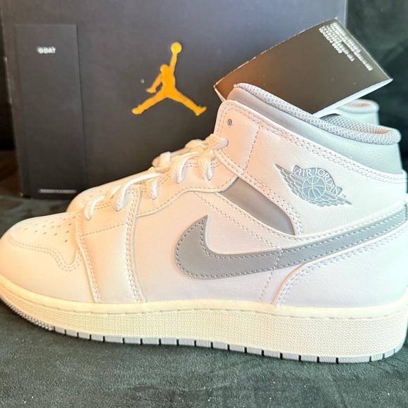 NWT Nike Air Jordan 1 Mid GS - 6.5Y/EU39 - Picture 4 of 15